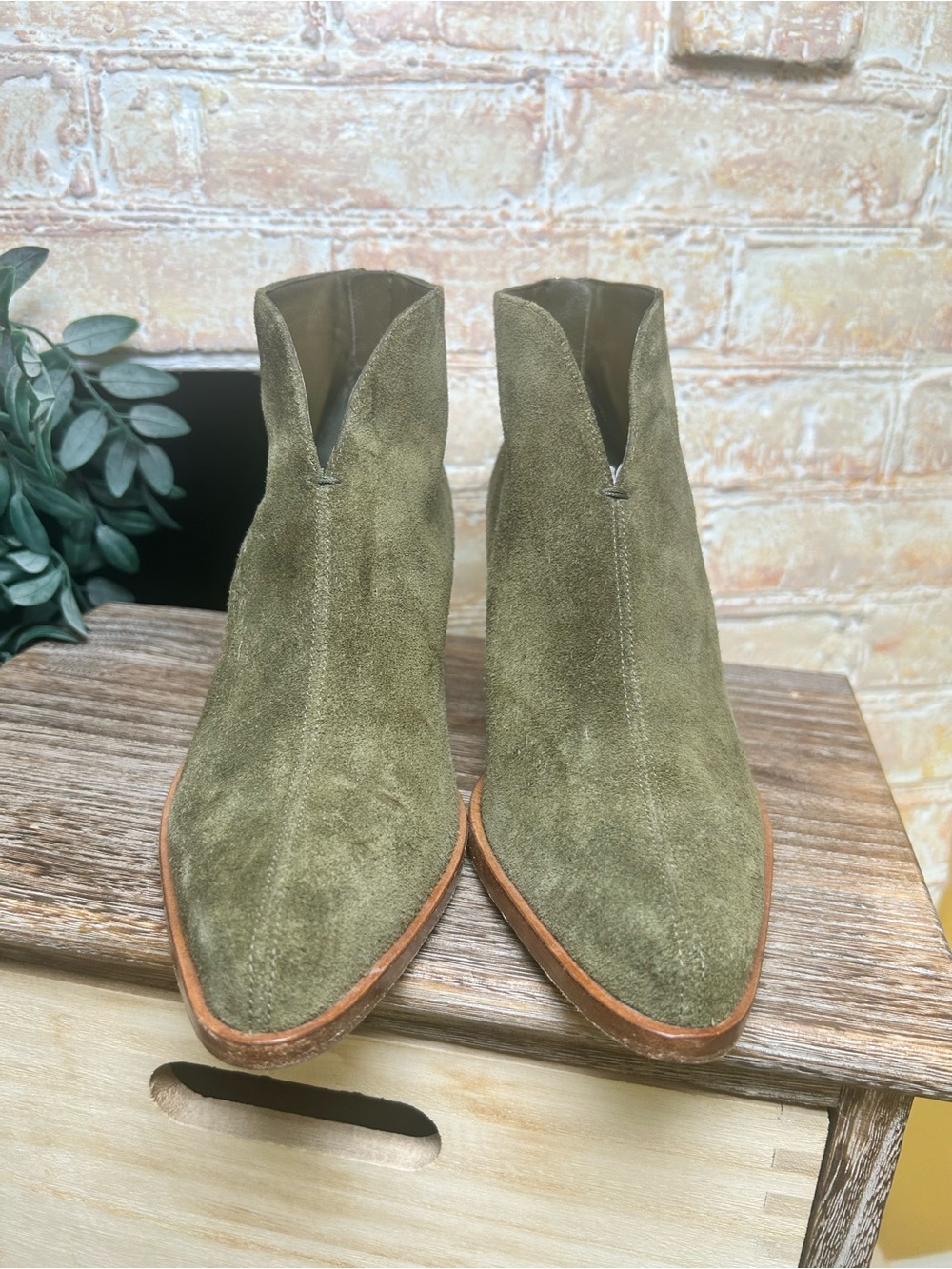 Vince Havana Notch Suede Booties Military Green Made Italy Women’s 8.5 old money - Picture 3 of 9